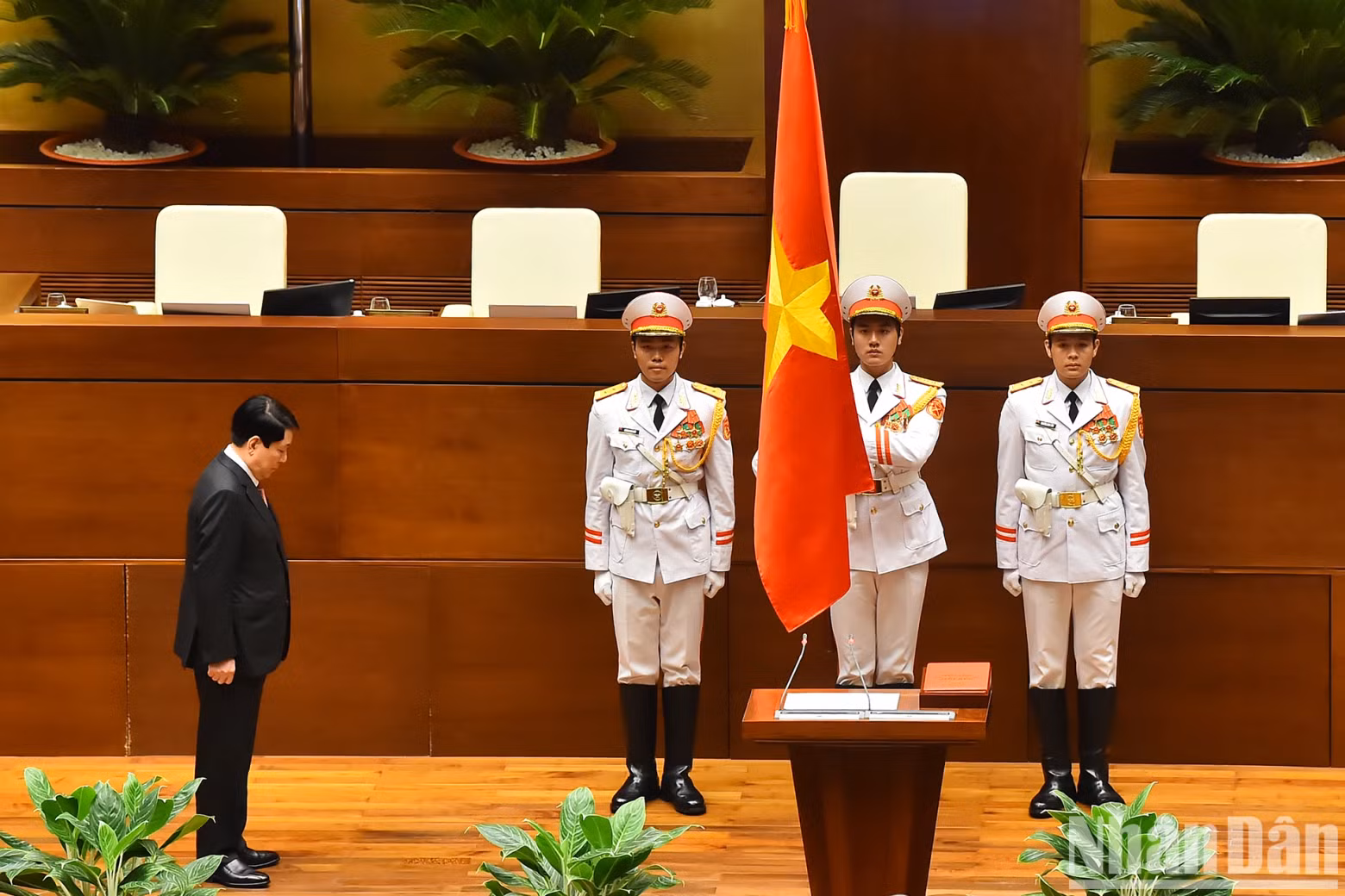 President Luong Cuong performs the national flag salute during the inauguration ceremony. President Luong Cuong performs the national flag salute during the inauguration ceremony.