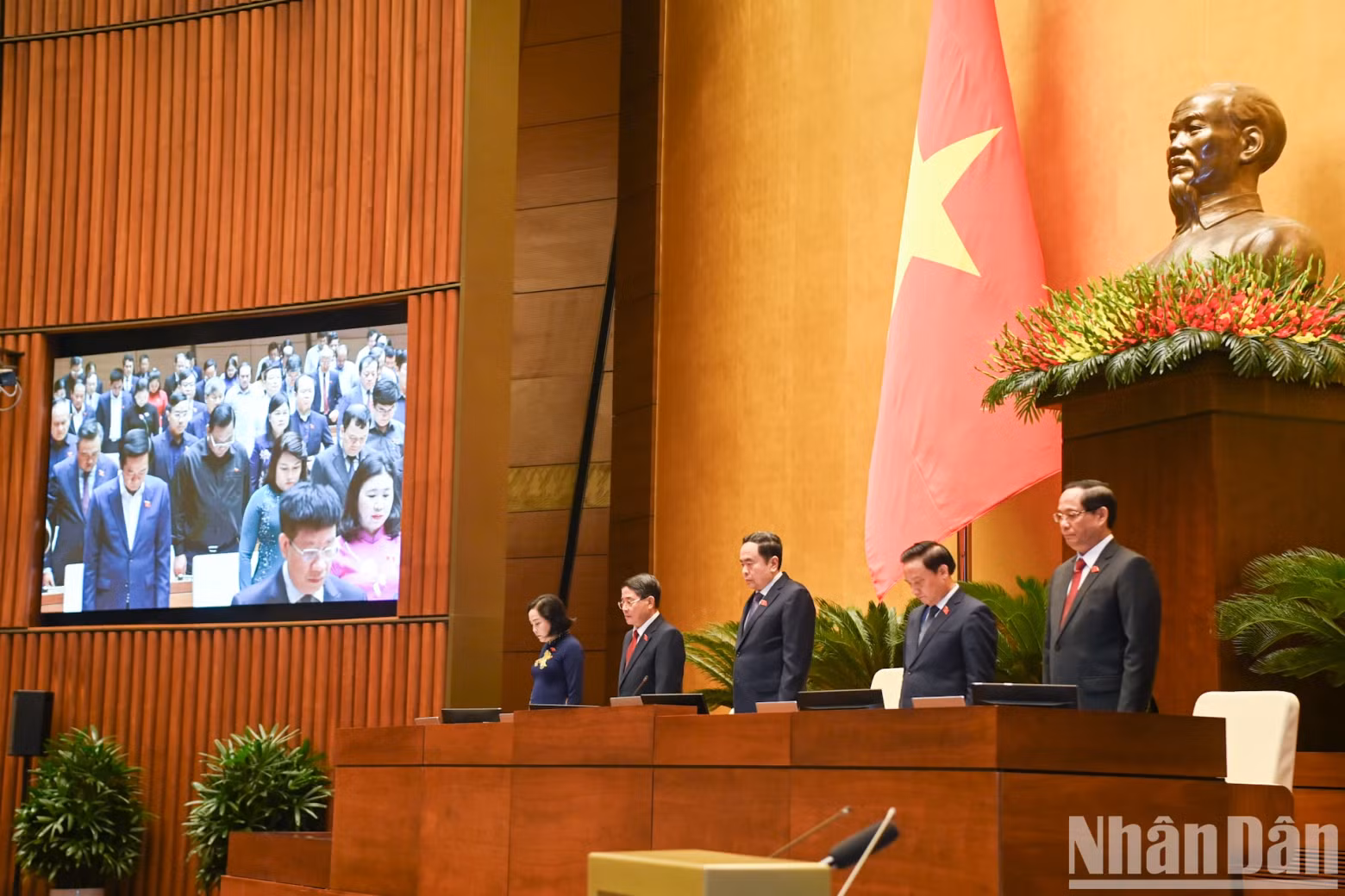 NA Chairman Tran Thanh Man and NA Vice Chairmen observe a minute of silence in commemoration of late Party General Secretary Nguyen Phu Trong. NA Chairman Tran Thanh Man and NA Vice Chairmen observe a minute of silence in commemoration of late Party General Secretary Nguyen Phu Trong.