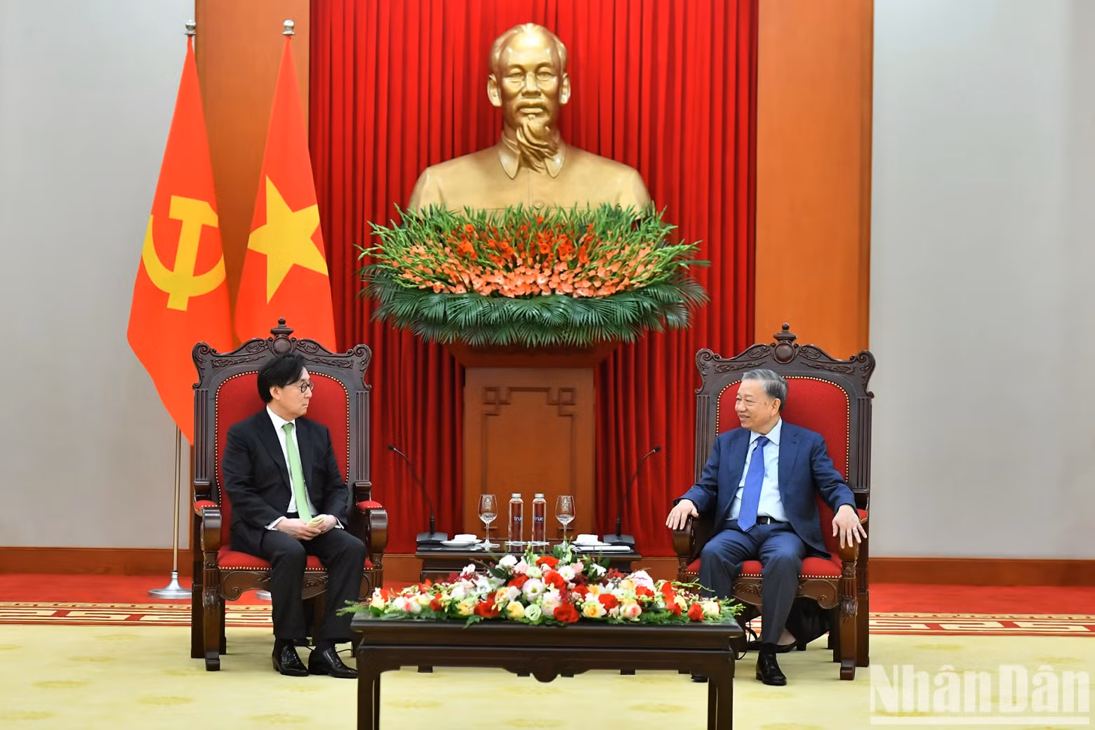 Party General Secretary and President To Lam and Special Advisor on Foreign Affairs and Security, Special Envoy of the President of the RoK, Chang Ho-jin.