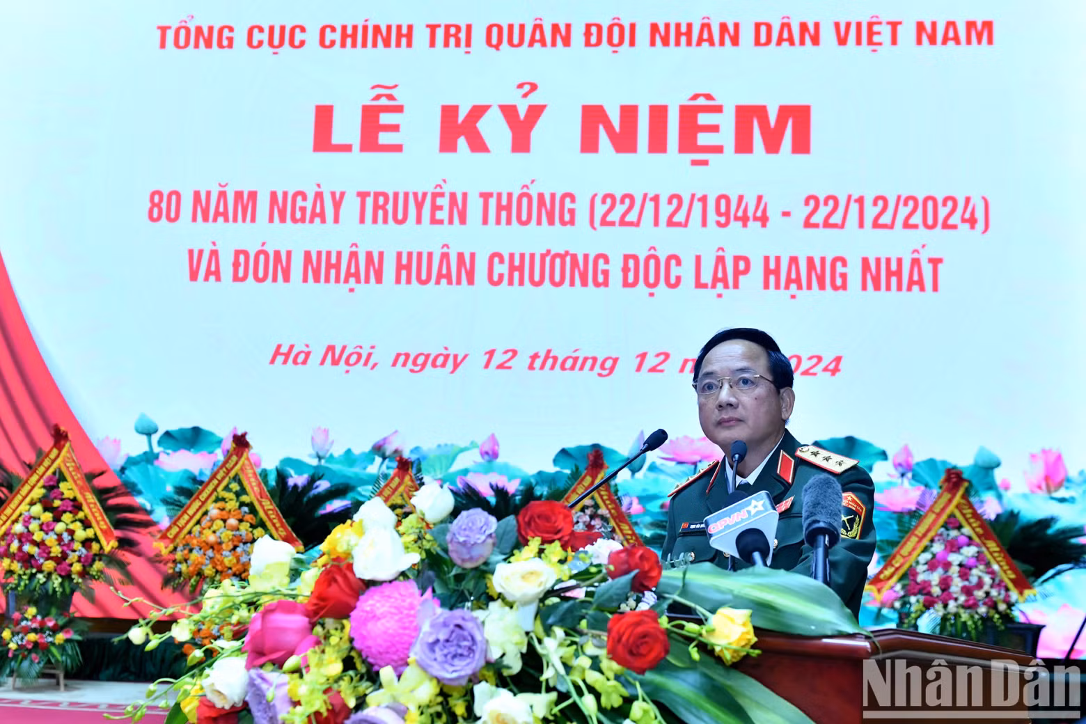 Senior Lieutenant General Trinh Van Quyet, Chairman of the General Department of Politics, speaks at the ceremony