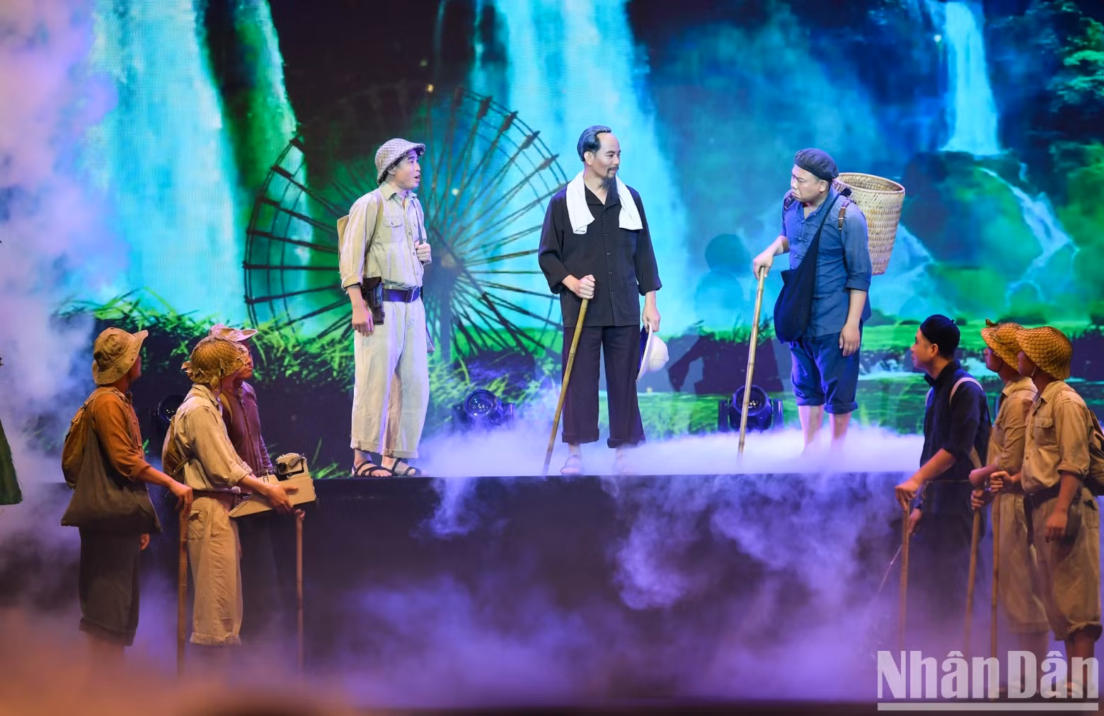 In particular, the programme also recreates the image of President Ho Chi Minh, the great leader of the Party and the nation. In particular, the programme also recreates the image of President Ho Chi Minh, the great leader of the Party and the nation.