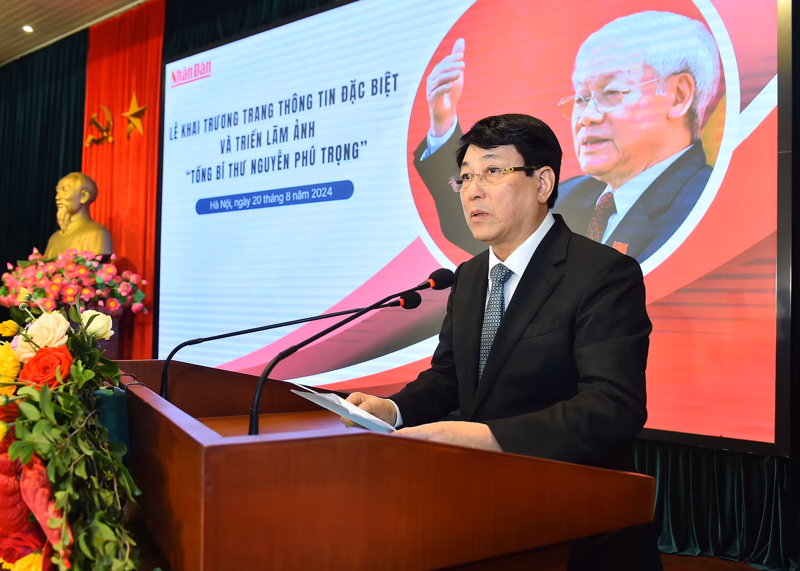 Standing member of the Party Central Committee’s Secretariat Luong Cuong delivers a speech at the launch ceremony.