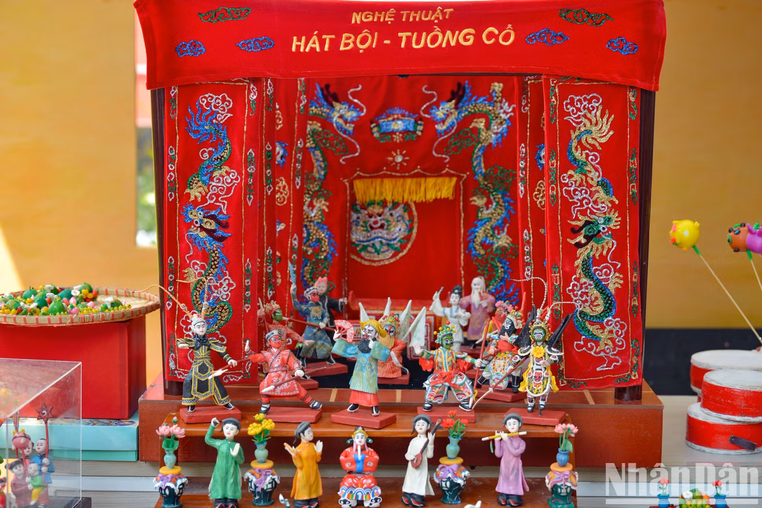 “Among them, there are sets like ‘Hat Boi - Tuong Co’ (Classical Opera), ‘Mid-Autumn Lantern Procession’, ‘Don Ca Tai Tu’ (Traditional Southern Music), ‘Ngu Ho’ (Five Tigers), etc. In addition, many ancient To He sets were brought for display so visitors could learn more about the To He art,” Dan Van Hau added.