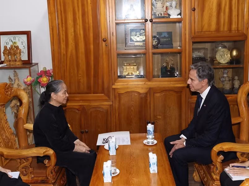 The Party leader's spouse Ngo Thi Man talks with US Secretary of State Antony Blinken.