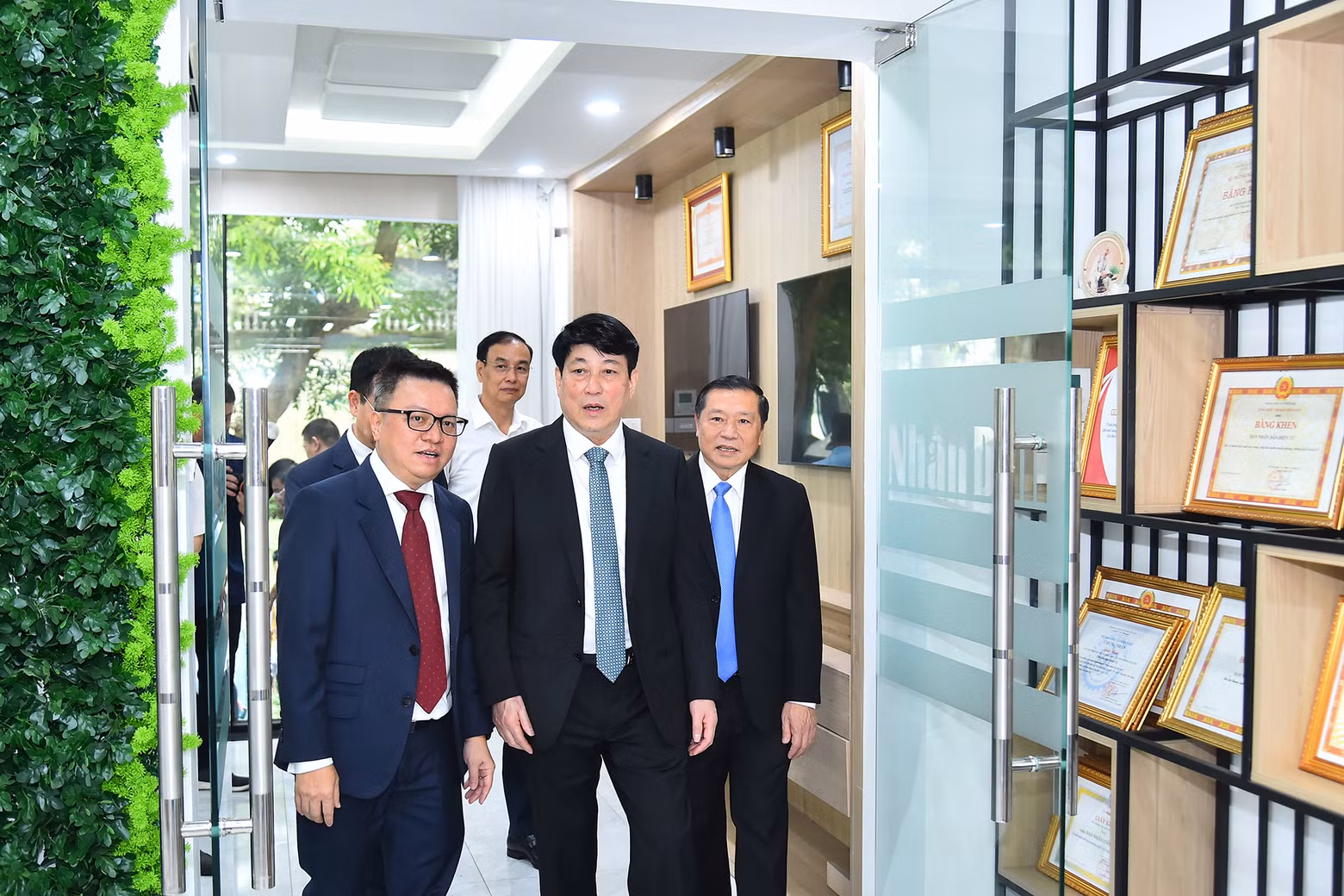 Standing member of the Party Central Committee’s Secretariat Luong Cuong and delegates visit the converged newsroom of Nhan Dan Online (Nhan Dan Newspaper).