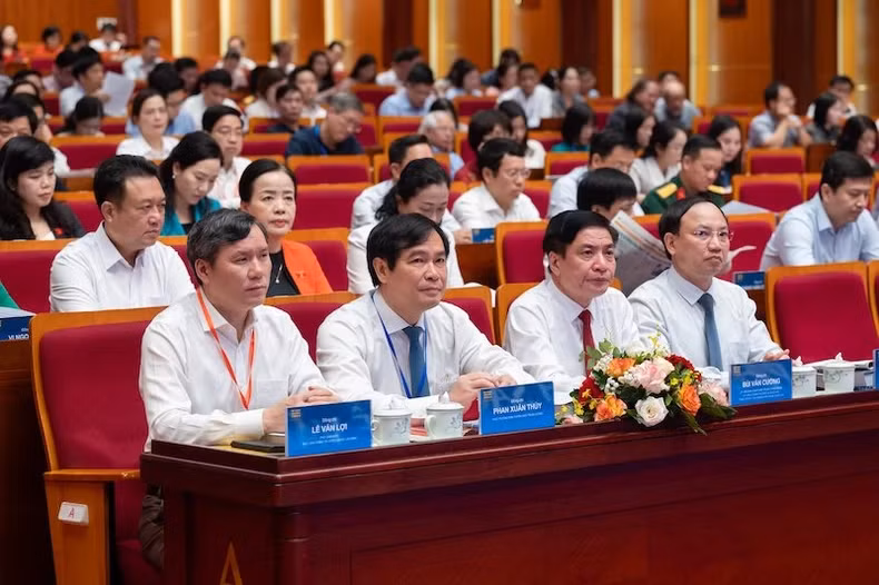 The delegates attend the seminar.