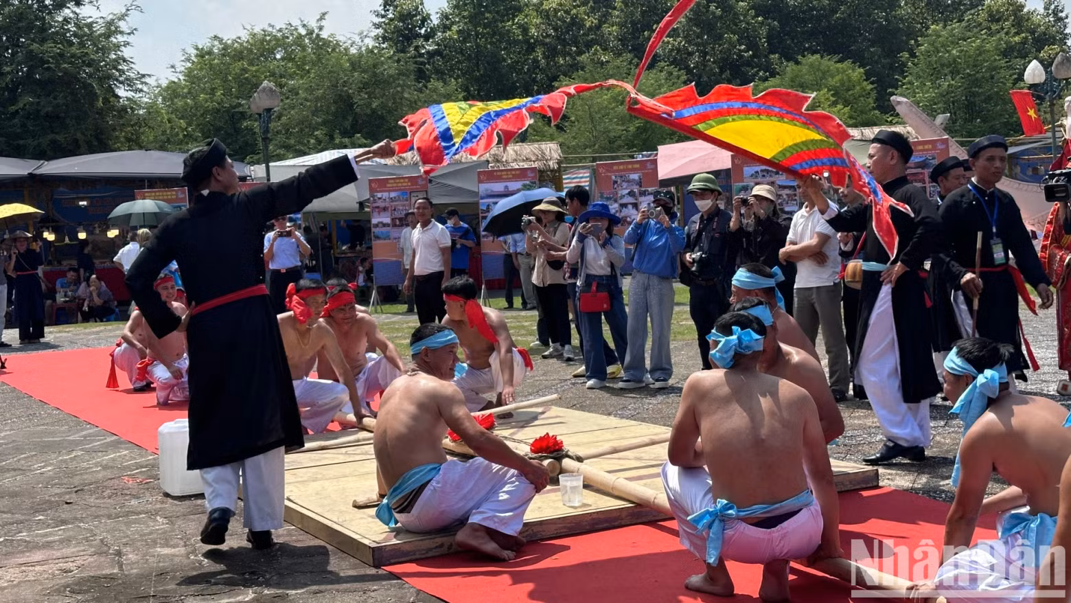 Artisans reproduce the tug-of-war ritual and game of Huu Chap Village — A Representative Intangible Cultural Heritage of Humanity.