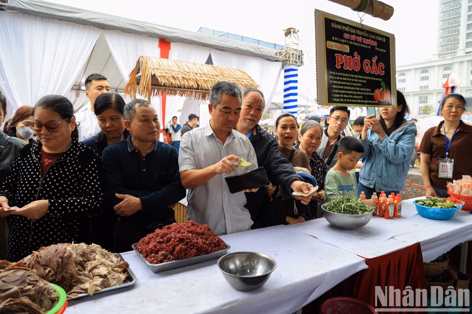 The stall of Van Cu ‘Pho’ received a large number of customers to enjoy the taste of Nam Dinh’s traditional pho, many of whom were present from 7am.