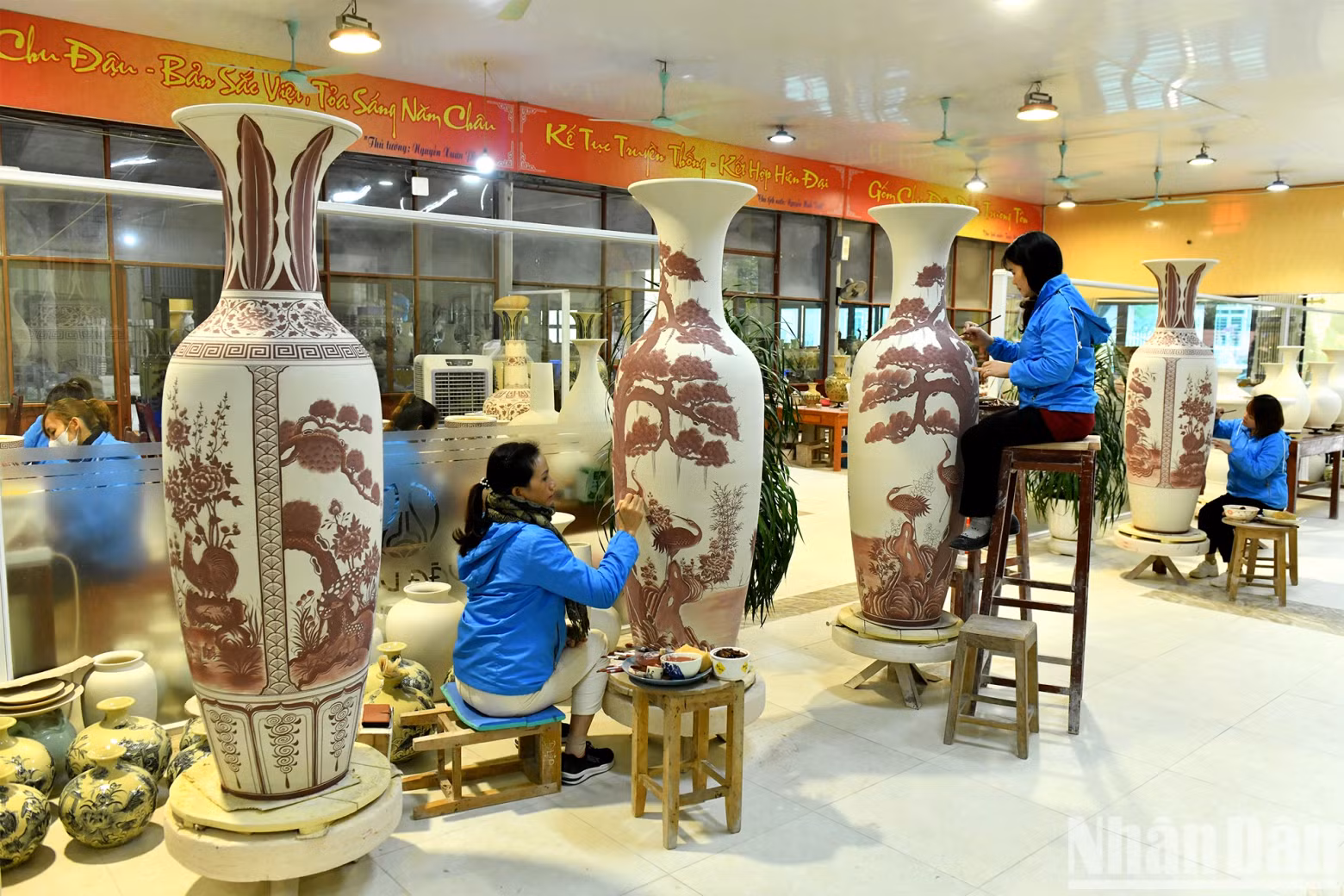 The artisans draw patterns on ceramic products. The artisans draw patterns on ceramic products.