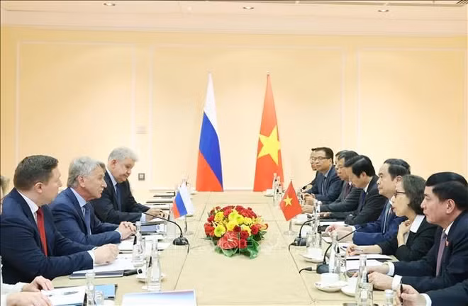 At NA Chairman Tran Thanh Man's reception for CEO of Novatek Leonid Minkhelson (Photo: VNA)