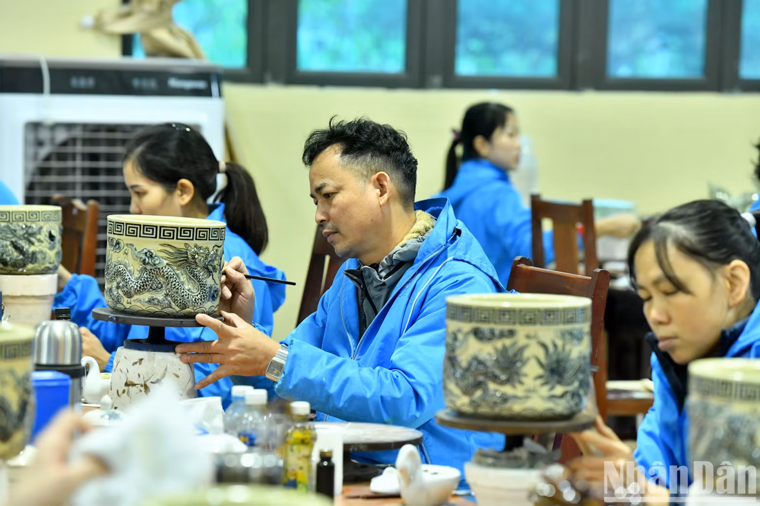 Chu Dau ceramic products are handcrafted with the talented hands of artisans and workers. Chu Dau ceramic products are handcrafted with the talented hands of artisans and workers.