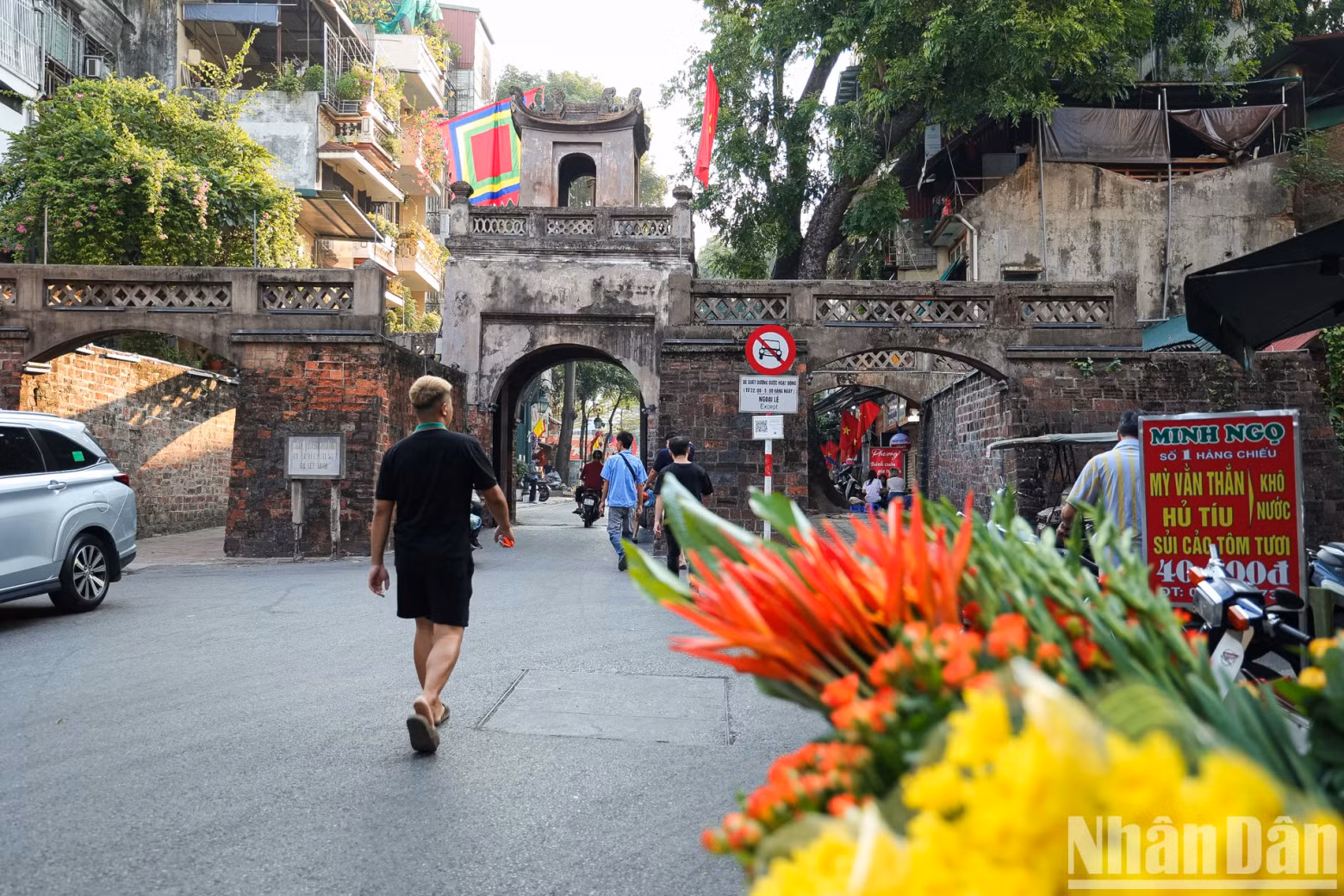 Quan Chuong Gate was the place welcoming the troops to liberate the capital.