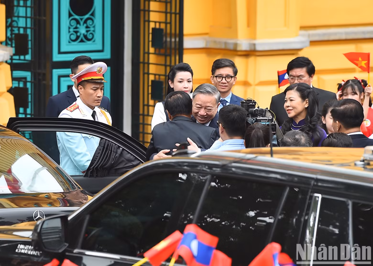 Party General Secretary and President To Lam and his spouse welcomes General Secretary of the LPRP Central Committee and President of Laos Thongloun Sisoulith and his spouse.