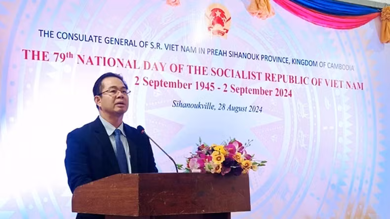 Governor of Preah Sihanouk Province Mang Sineth highly appreciates the strong friendship and fruitful cooperation between Cambodia and Vietnam. (Photo: Nguyen Hiep)