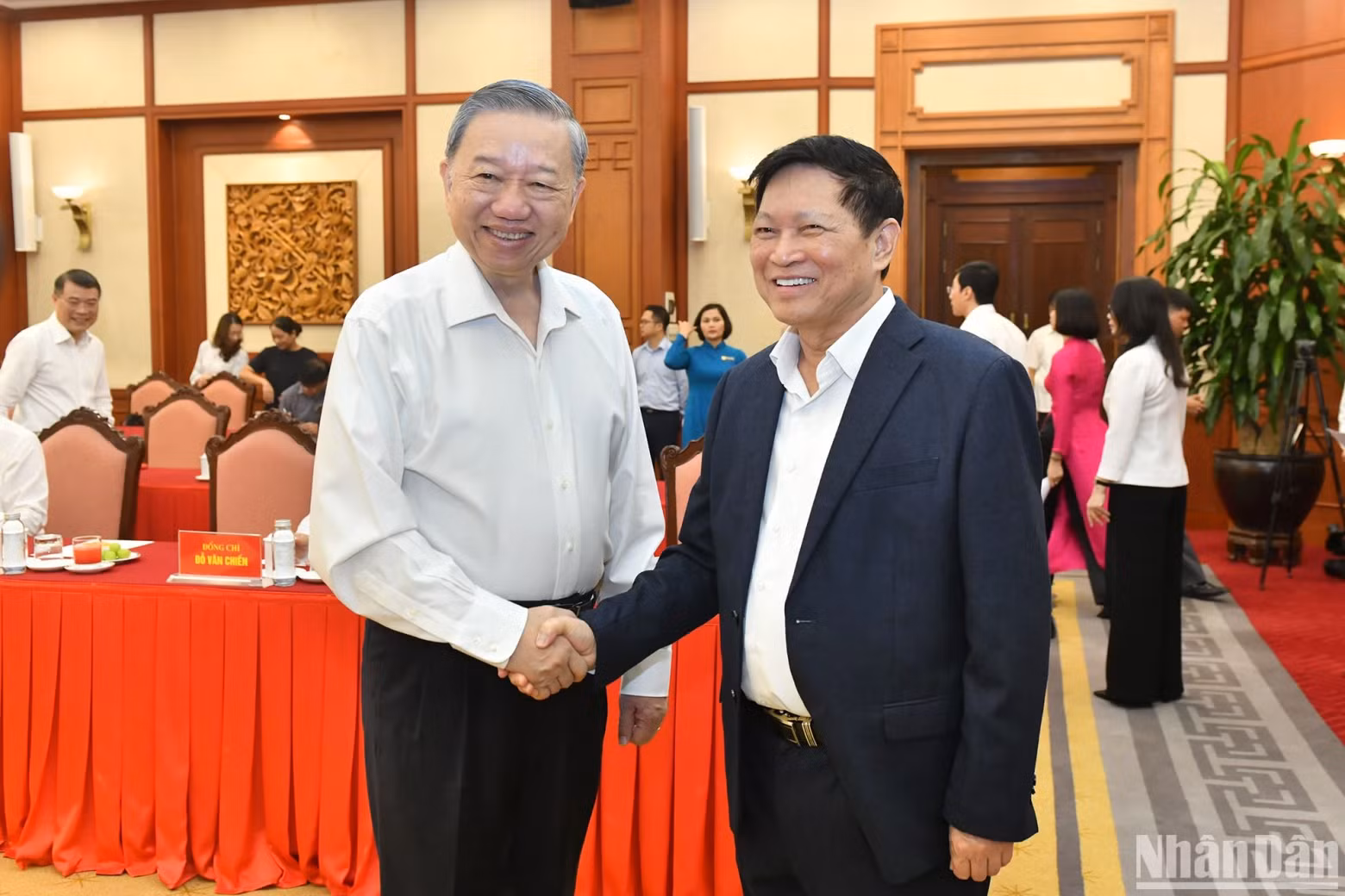 Party General Secretary and President To Lam meets with the delegates attending the event.