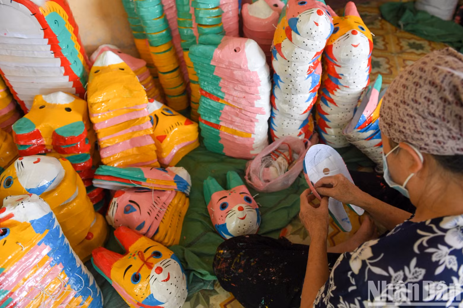 On average, Dong’s family produces over 10,000 masks and 8,000 drums, each year. “The profit mainly depends on efforts, but Ong Hao villagers are determined to preserve this traditional craft”, Dong said.