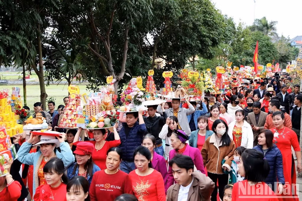 Each alley in the village prepares a tray of offerings to participate in the water procession. Each alley in the village prepares a tray of offerings to participate in the water procession.