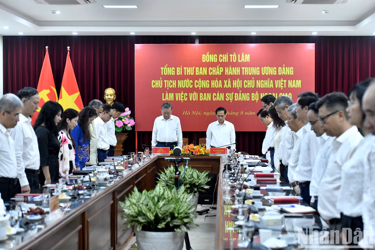 Party General Secretary and President To Lam and other participants observe a minute of silence to pay tribute to late Party General Secretary Nguyen Phu Trong.