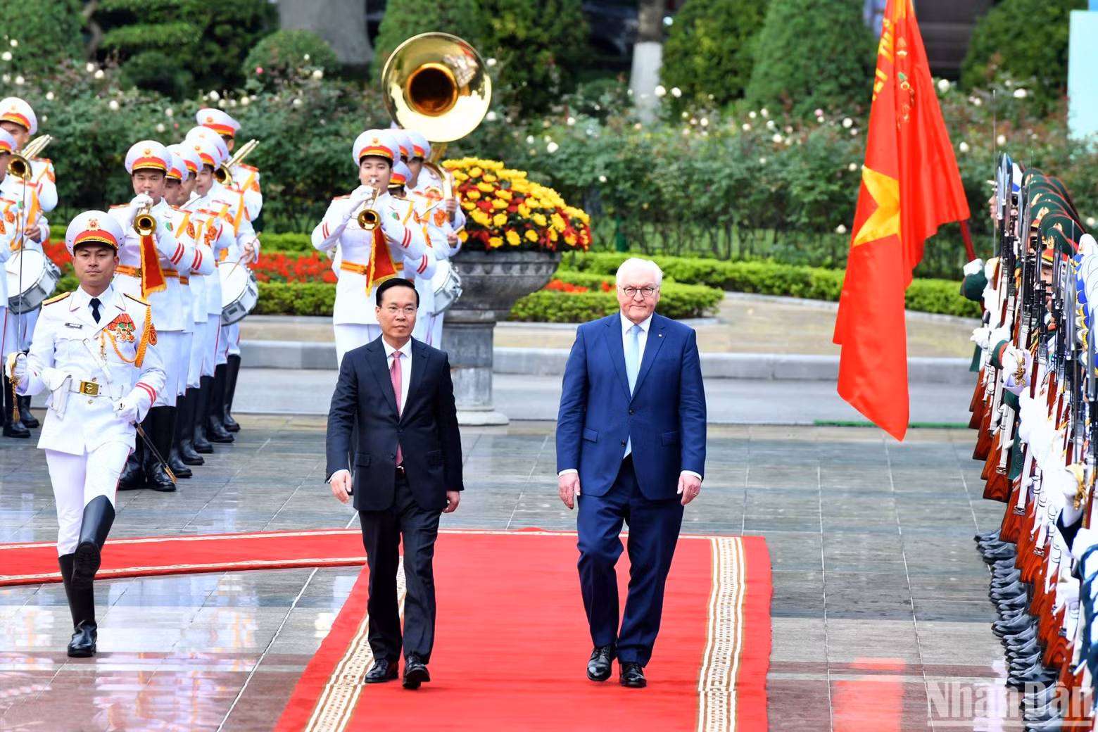 President Vo Van Thuong and his German counterpart Frank-Walter Steinmeier inspect the guards of honour at the welcome ceremony.