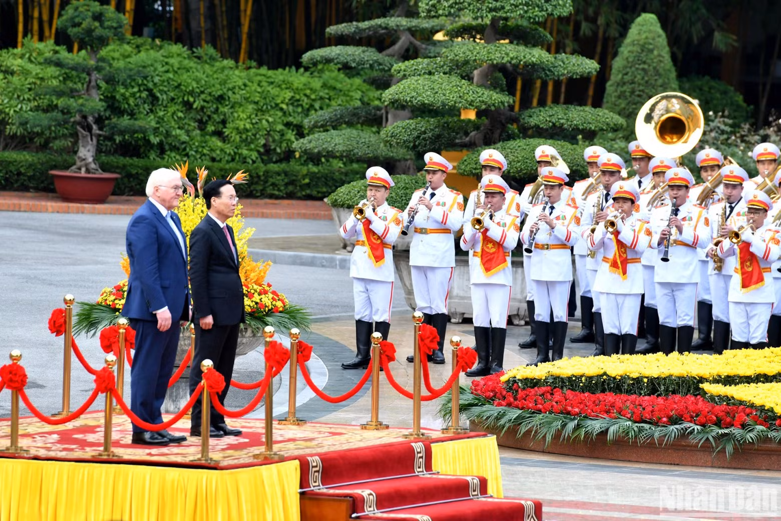 The two Presidents listen to the national anthems of the two countries.