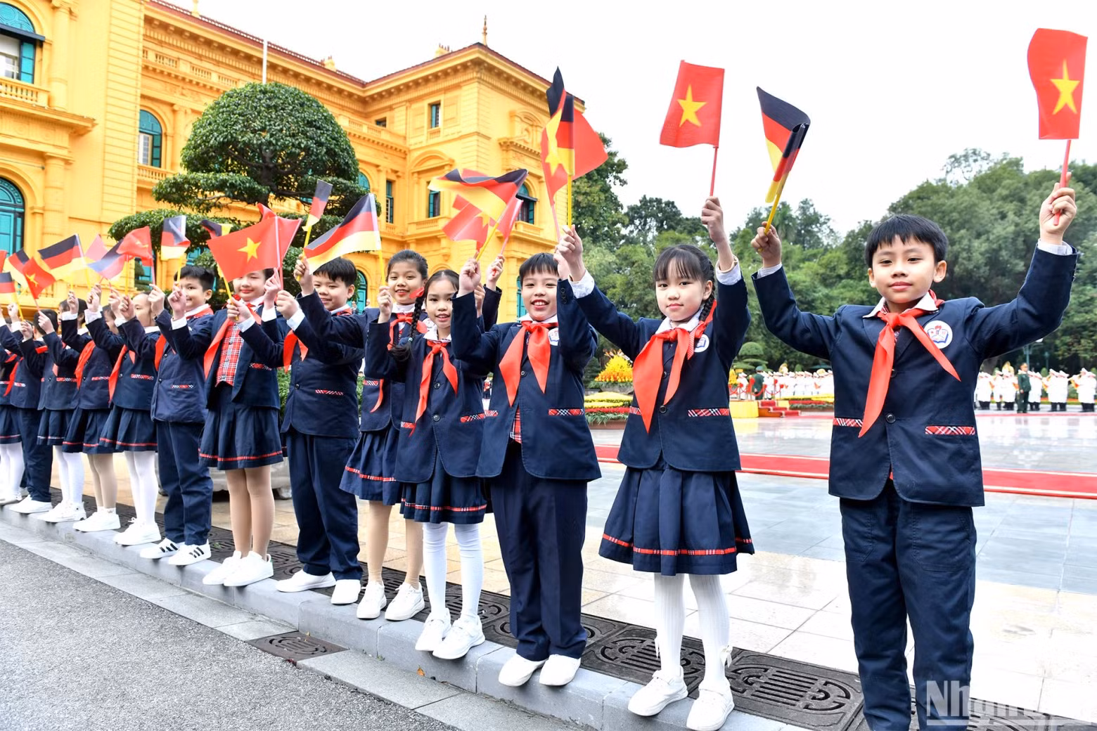 Hanoi children welcome German President Frank-Walter Steinmeier and his spouse.