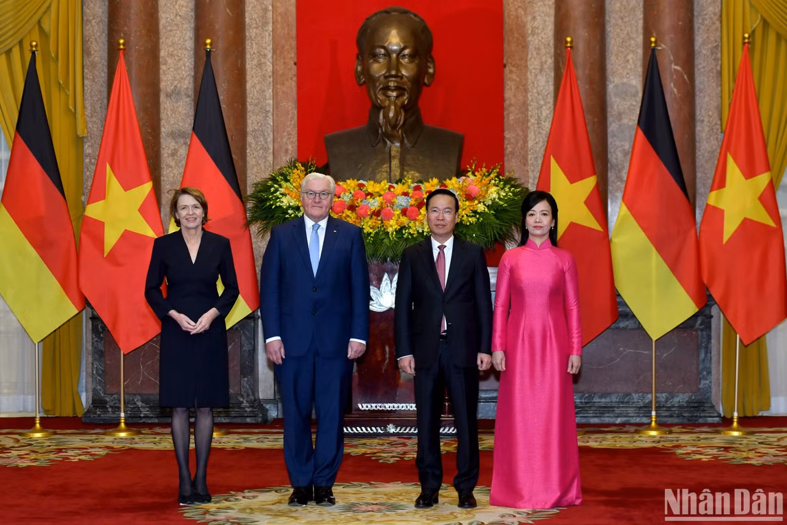President Vo Van Thuong and his spouse pose for a photo with German President Frank-Walter Steinmeier and his spouse at the welcome ceremony.
