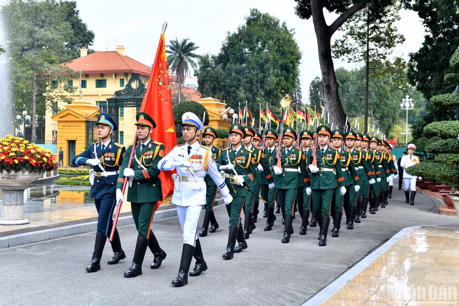 The ceremonial delegation of the Vietnam People's Army at the welcome ceremony.