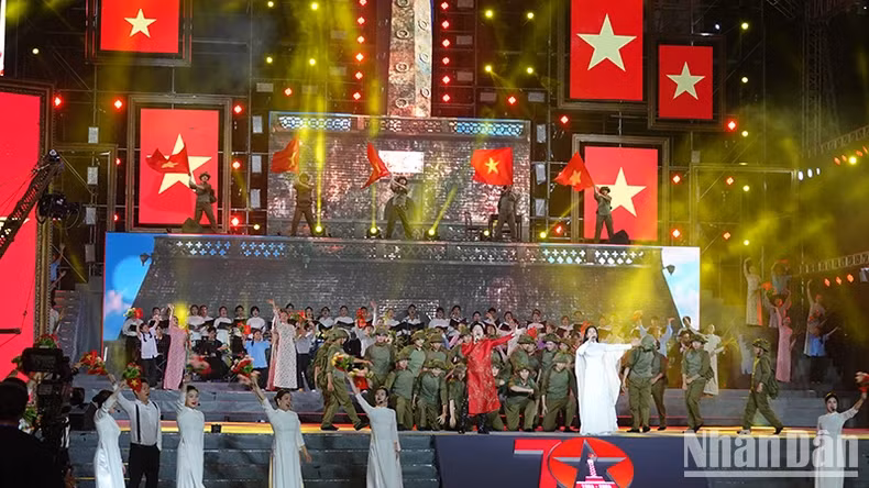 Singers Tung Duong and Dao To Loan perform the song "Nguoi Ha Noi" (Hanoians) (composed by Nguyen Dinh Thi) and "Tien Ve Ha Noi" (Heading to Hanoi) (composed by Van Cao). Singers Tung Duong and Dao To Loan perform the song "Nguoi Ha Noi" (Hanoians) (composed by Nguyen Dinh Thi) and "Tien Ve Ha Noi" (Heading to Hanoi) (composed by Van Cao).