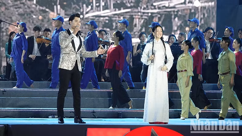 Singers Dao Mac and Hong Nhung perform in the artistic programme "Hanoi's Shining Mark." Singers Dao Mac and Hong Nhung perform in the artistic programme "Hanoi's Shining Mark."
