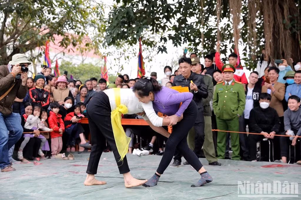 Yen Dung District was originally a military training ground for many kings. That traditional heritage is still maintained through wrestling competitions at the festival. Yen Dung District was originally a military training ground for many kings. That traditional heritage is still maintained through wrestling competitions at the festival.