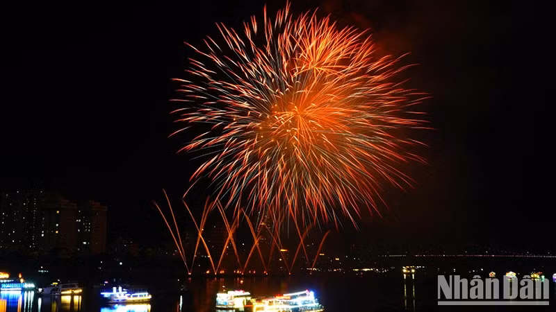 The delicate combination of violin, rock, EDM, and Jazz music, with high-altitude fireworks, made the atmosphere more vibrant.