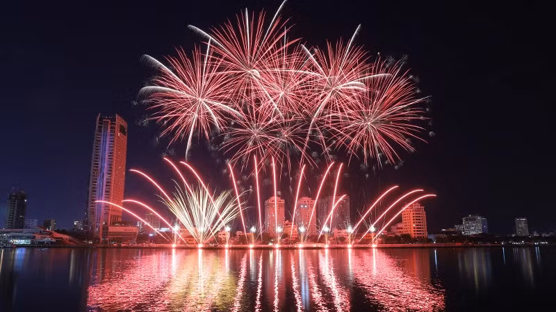 Italy used many low-altitude fireworks displays, creating unique light shapes.