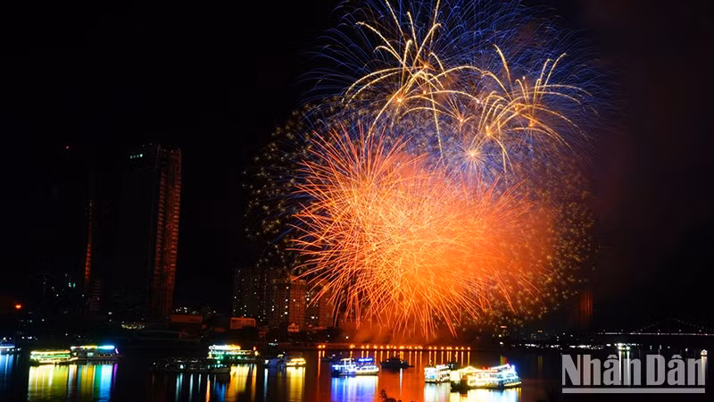 “The Radiant Universe: Symphony of Lights” was the opening performance of Italy. The Italian team won DIFF for two consecutive years, 2017 and 2018.