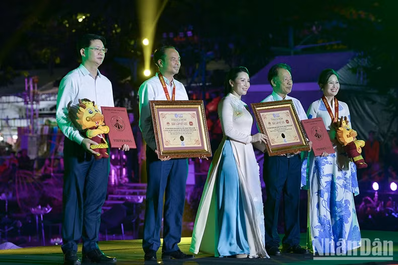 During the opening ceremony, the organisers presented awards for the photo contest themed “Ao Dai Beauty and Lotus”. They also awarded two records: “The largest number of people wearing traditional Ao Dai with lotus motifs in Vietnam” (1,000) and the record of the Green Journey Cycling Festival, titled “Tay Ho Lotus Colour”, with the largest participation of people cycling around West Lake (7,000). During the opening ceremony, the organisers presented awards for the photo contest themed “Ao Dai Beauty and Lotus”. They also awarded two records: “The largest number of people wearing traditional Ao Dai with lotus motifs in Vietnam” (1,000) and the record of the Green Journey Cycling Festival, titled “Tay Ho Lotus Colour”, with the largest participation of people cycling around West Lake (7,000).