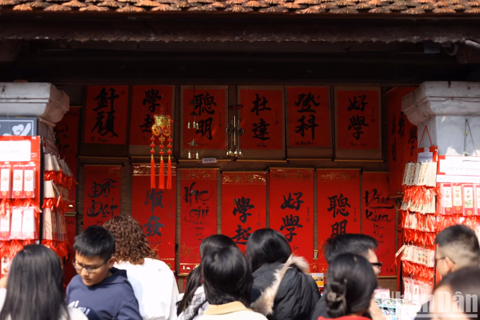 In addition, to serve the people’s needs, booths sell available calligraphy letters.