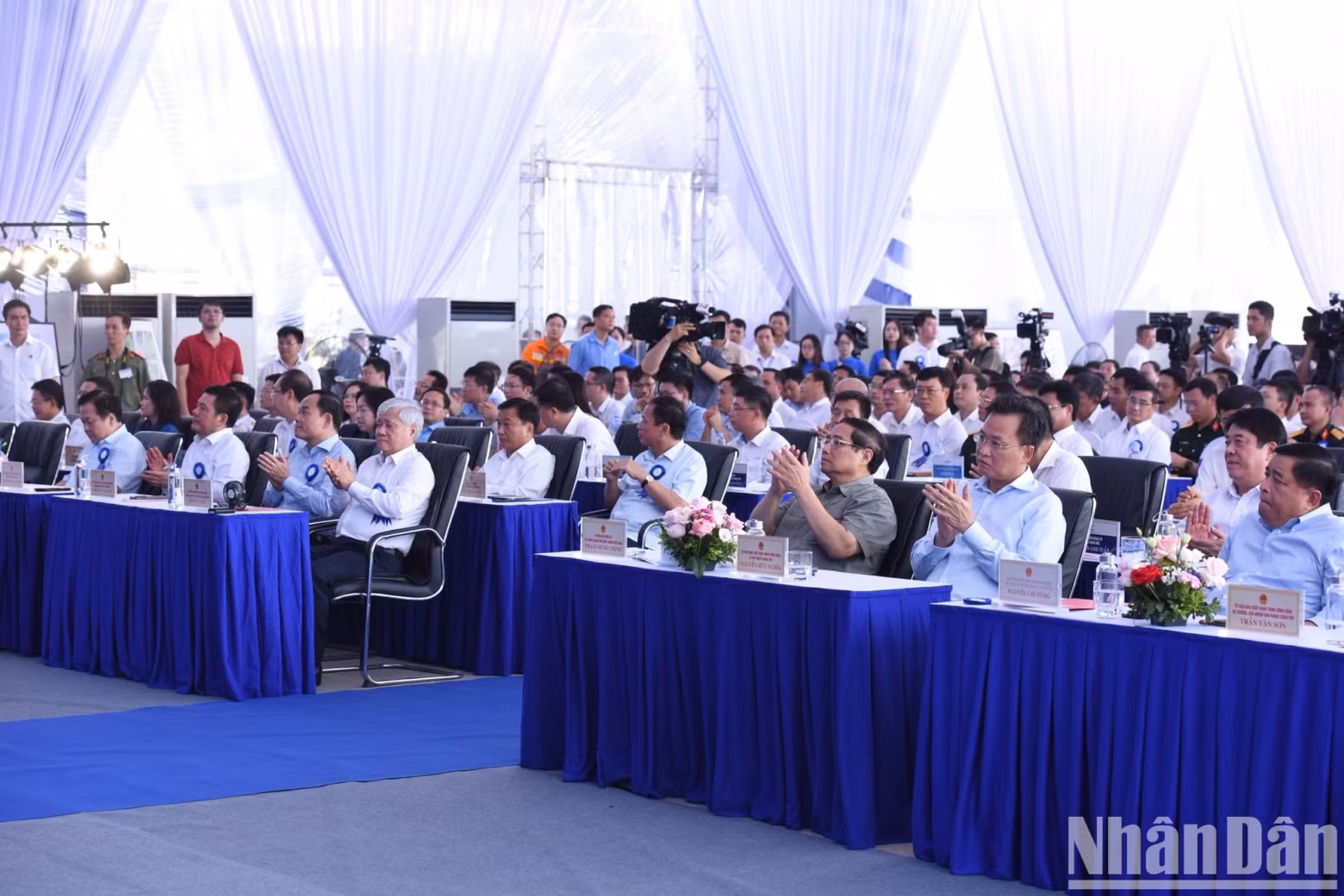 PM Pham Minh Chinh and other delegates attend the inauguration ceremony for the Circuit-3 500kV transmission line at the main venue in Pho Noi.