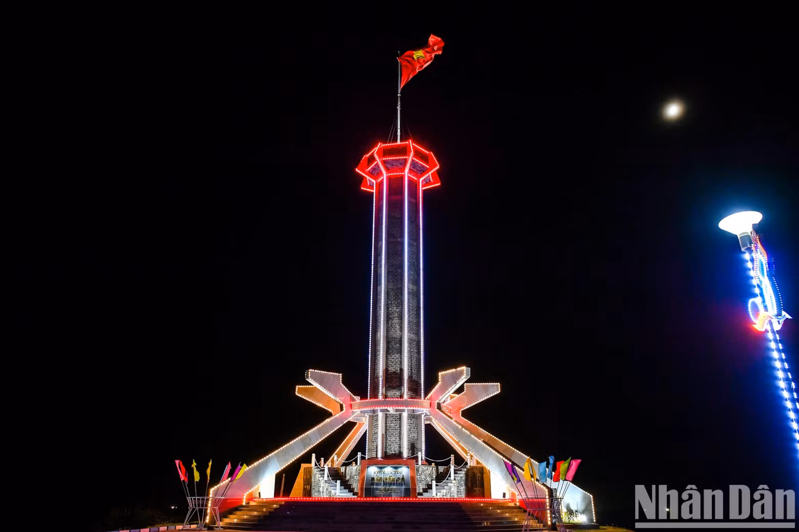 In the evening, visitors can stroll along the clean, well-maintained roads, breathing in the fresh air and admiring the night scene of Con Co Island, which is peaceful and quiet, yet filled with romance.