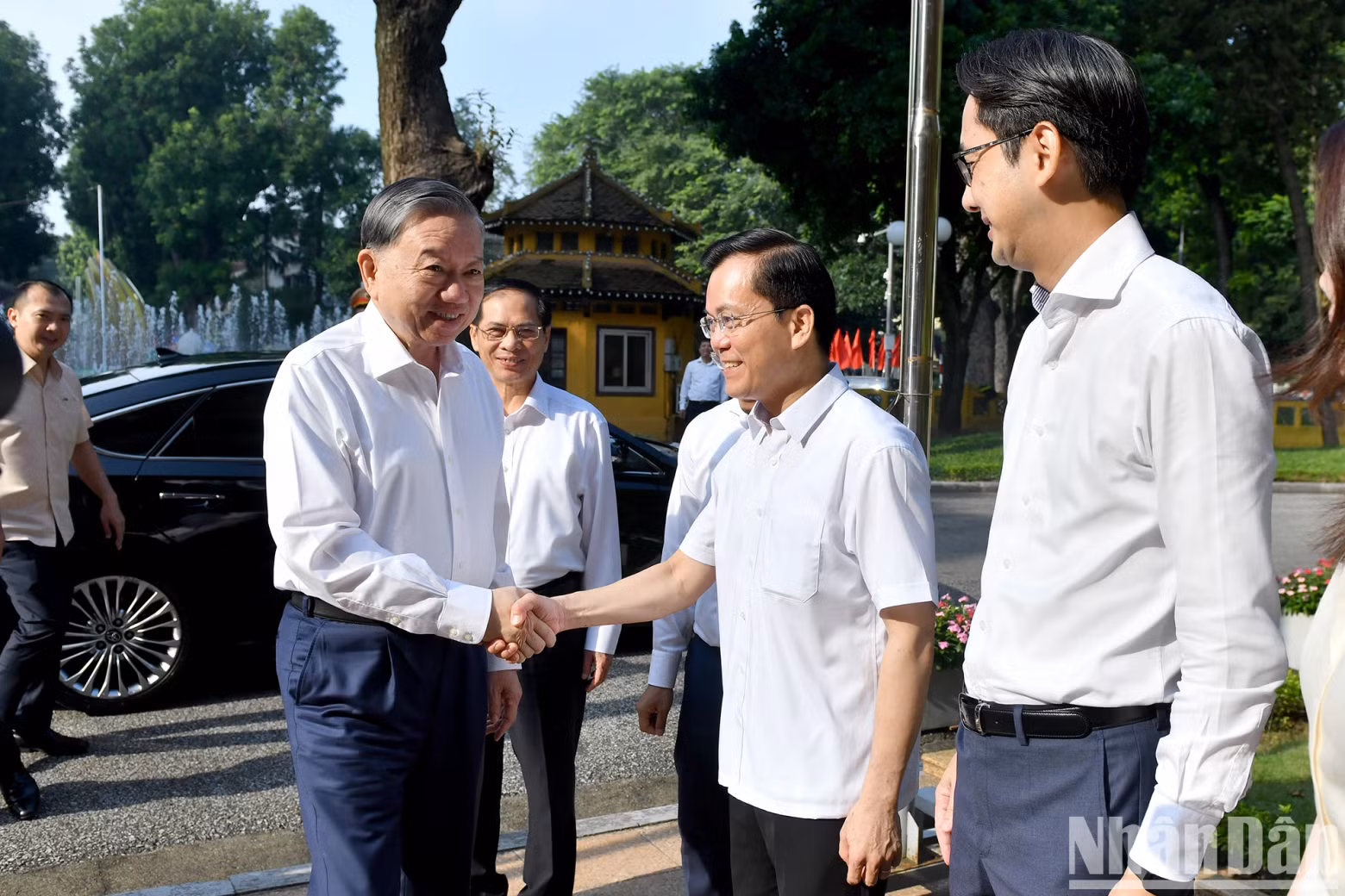 Party General Secretary and President To Lam works with members of the Party Civil Affairs Committee of the Ministry of Foreign Affairs.