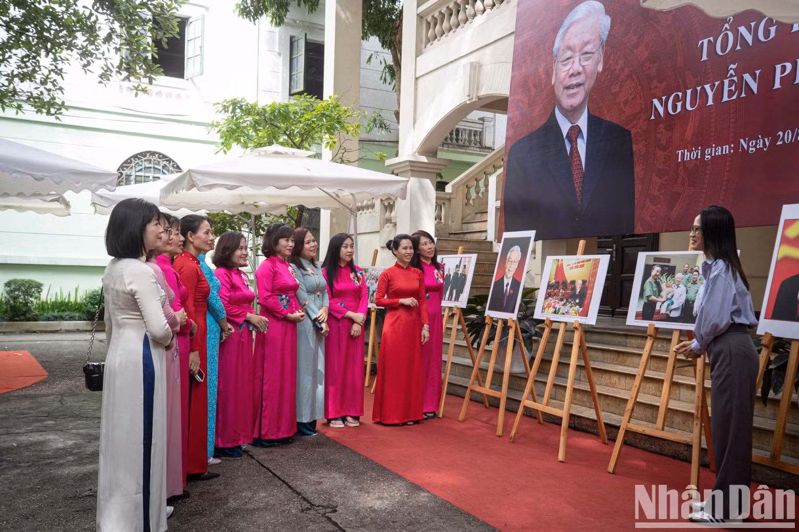 Teachers from Ba Trieu Kindergarten (Hoan Kiem District, Hanoi) listen to a presentation about the life and career of late General Secretary Nguyen Phu Trong.