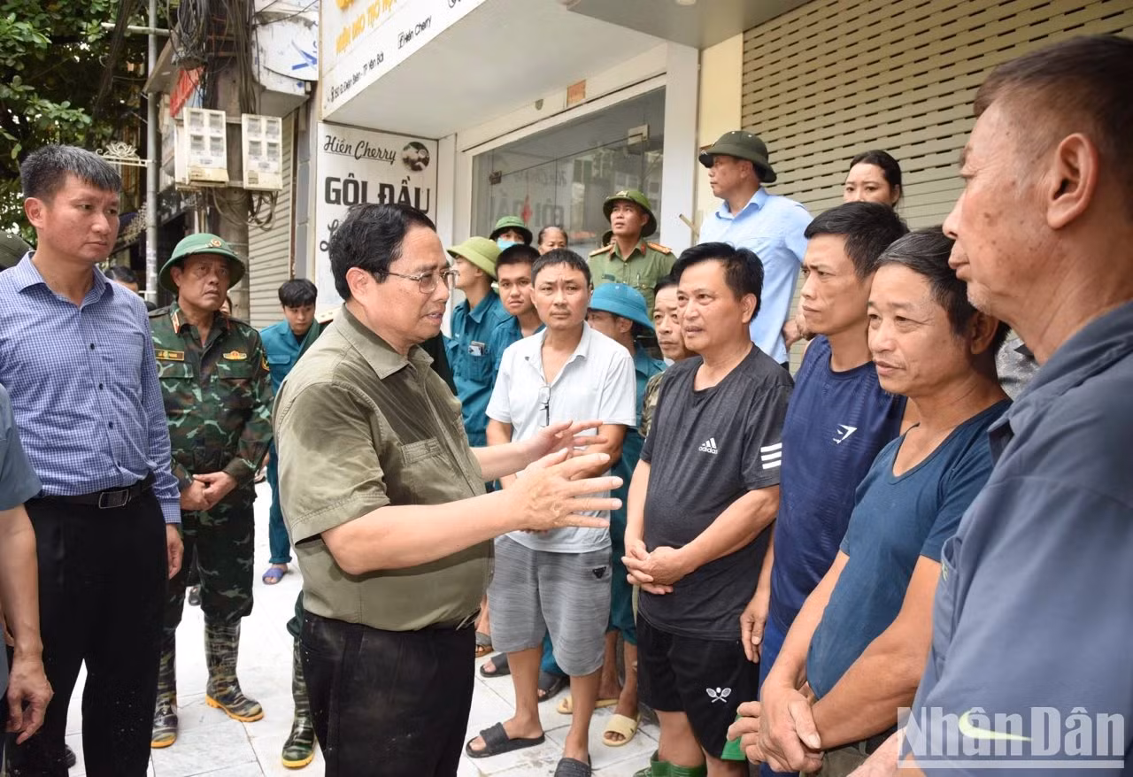 PM Pham Minh Chinh visits and encourages local people in Dien Bien Street, Yen Bai City. PM Pham Minh Chinh visits and encourages local people in Dien Bien Street, Yen Bai City.