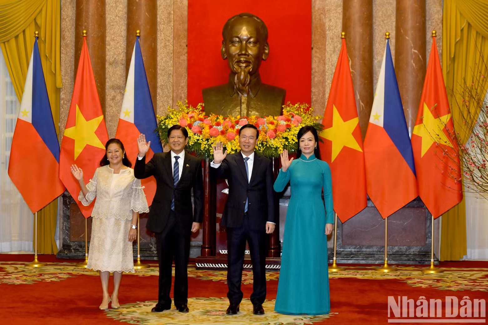 President Vo Van Thuong and his spouse and Philippine President Ferdinand Romualdez Marcos Jr. and his spouse at the welcome ceremony.