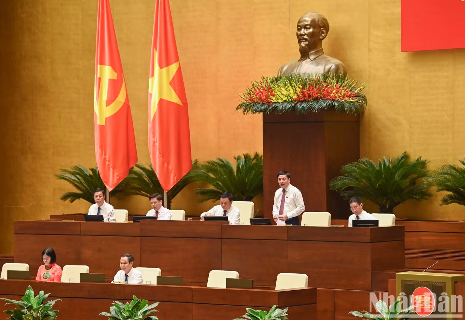 General Secretary of the NA and Chairman of the NA Office Bui Van Cuong moderates the discussion sessions at the seminar. General Secretary of the NA and Chairman of the NA Office Bui Van Cuong moderates the discussion sessions at the seminar.