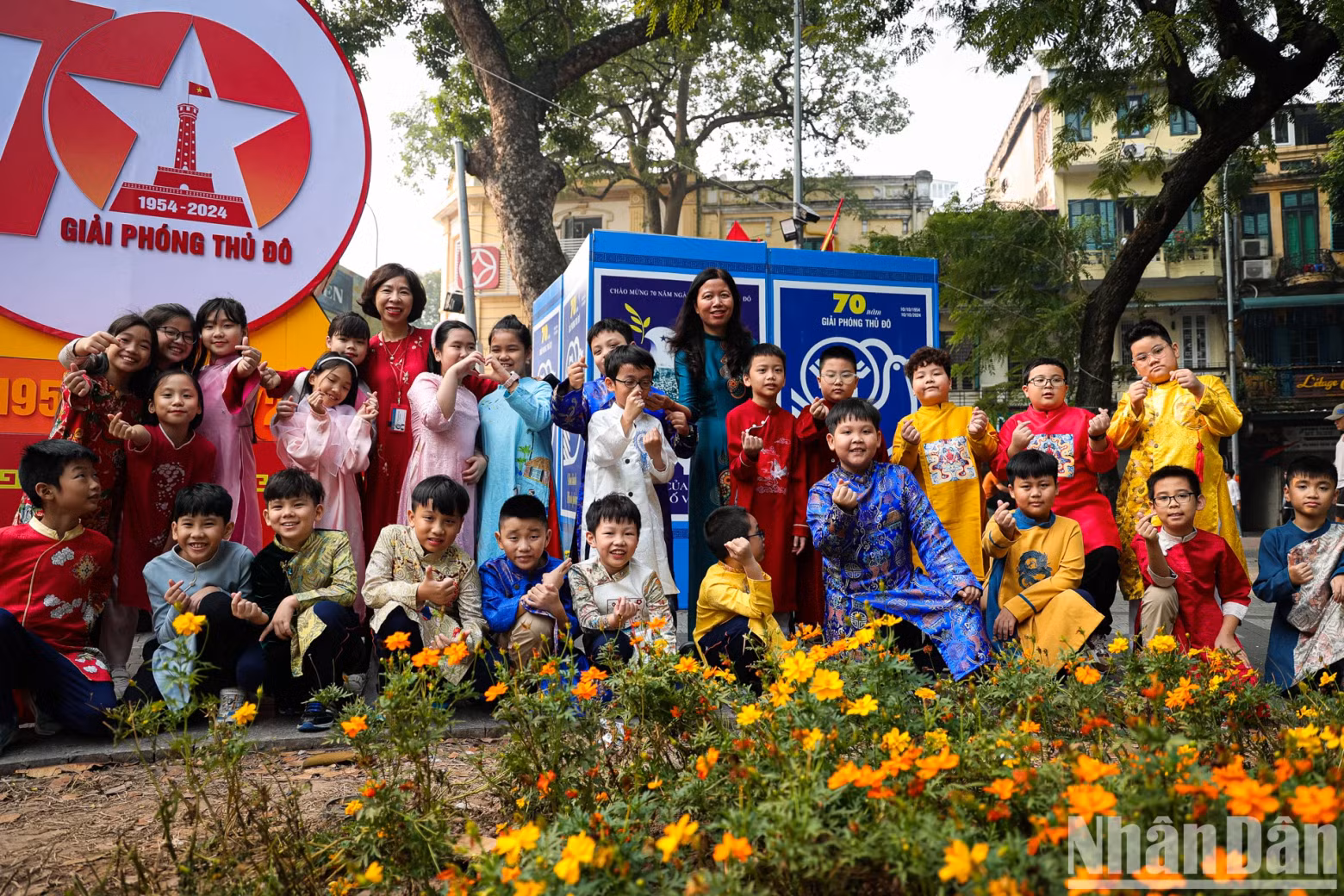 Teachers and students from 4G Class of Trang An Primary School in Hoan Kiem District joyfully celebrate the special anniversary of the capital city.