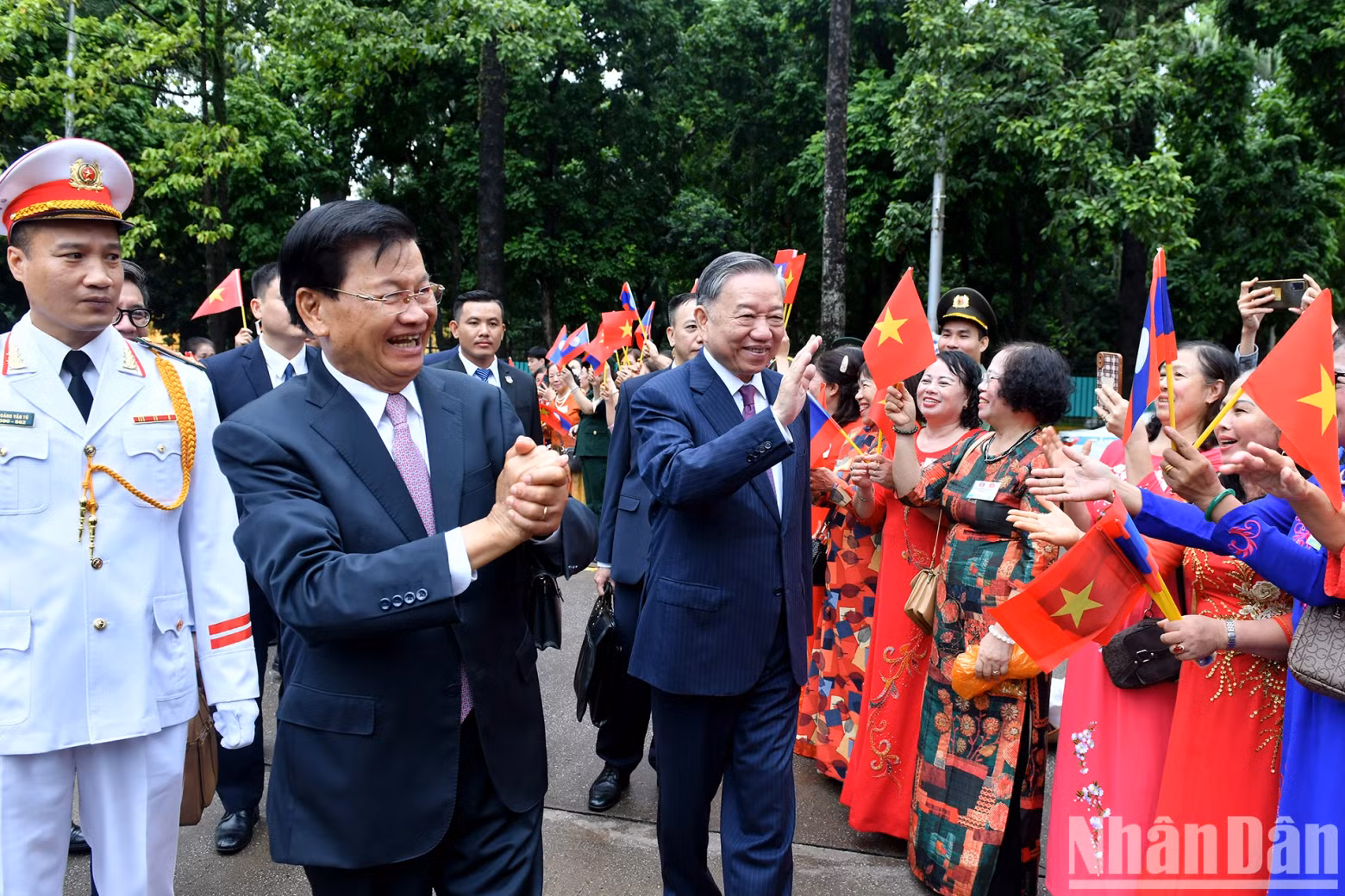 Hanoi citizens welcome General Secretary of the LPRP Central Committee and President of Laos Thongloun Sisoulith.