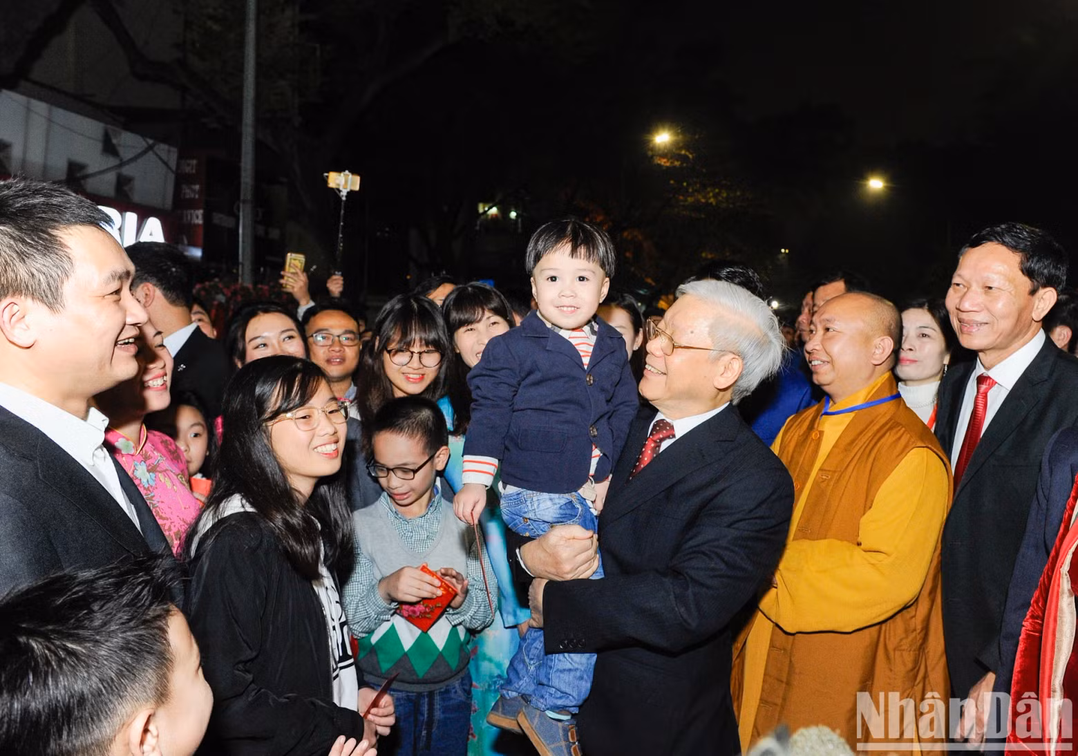 Party chief Nguyen Phu Trong extends New Year greetings to people and children on New Year's Eve.