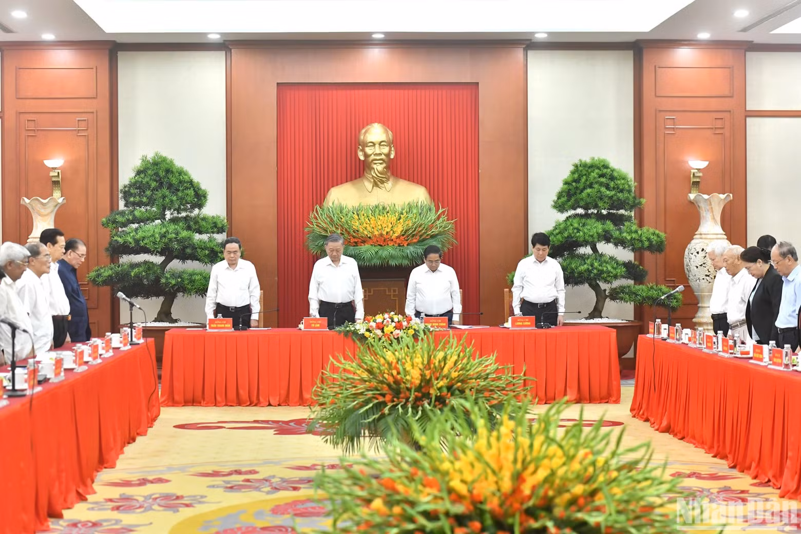 Party General Secretary and President To Lam and other participants observe a minute of silence to commemorate late Party General Secretary Nguyen Phu Trong.