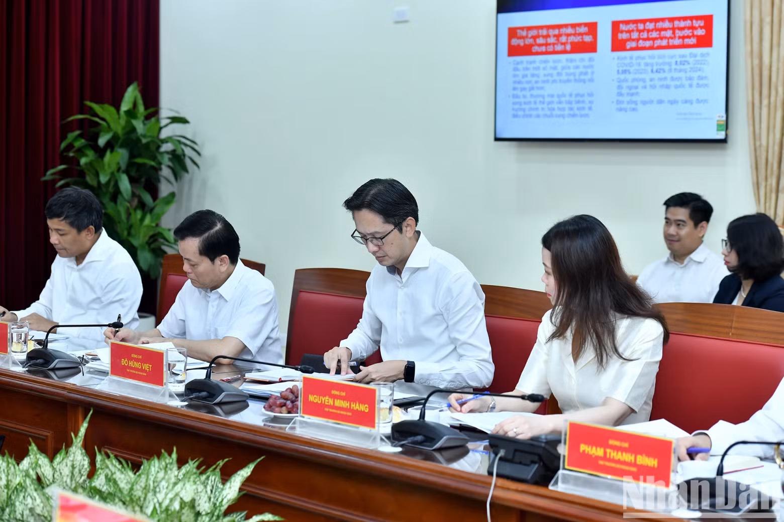 The delegates attend the working session.