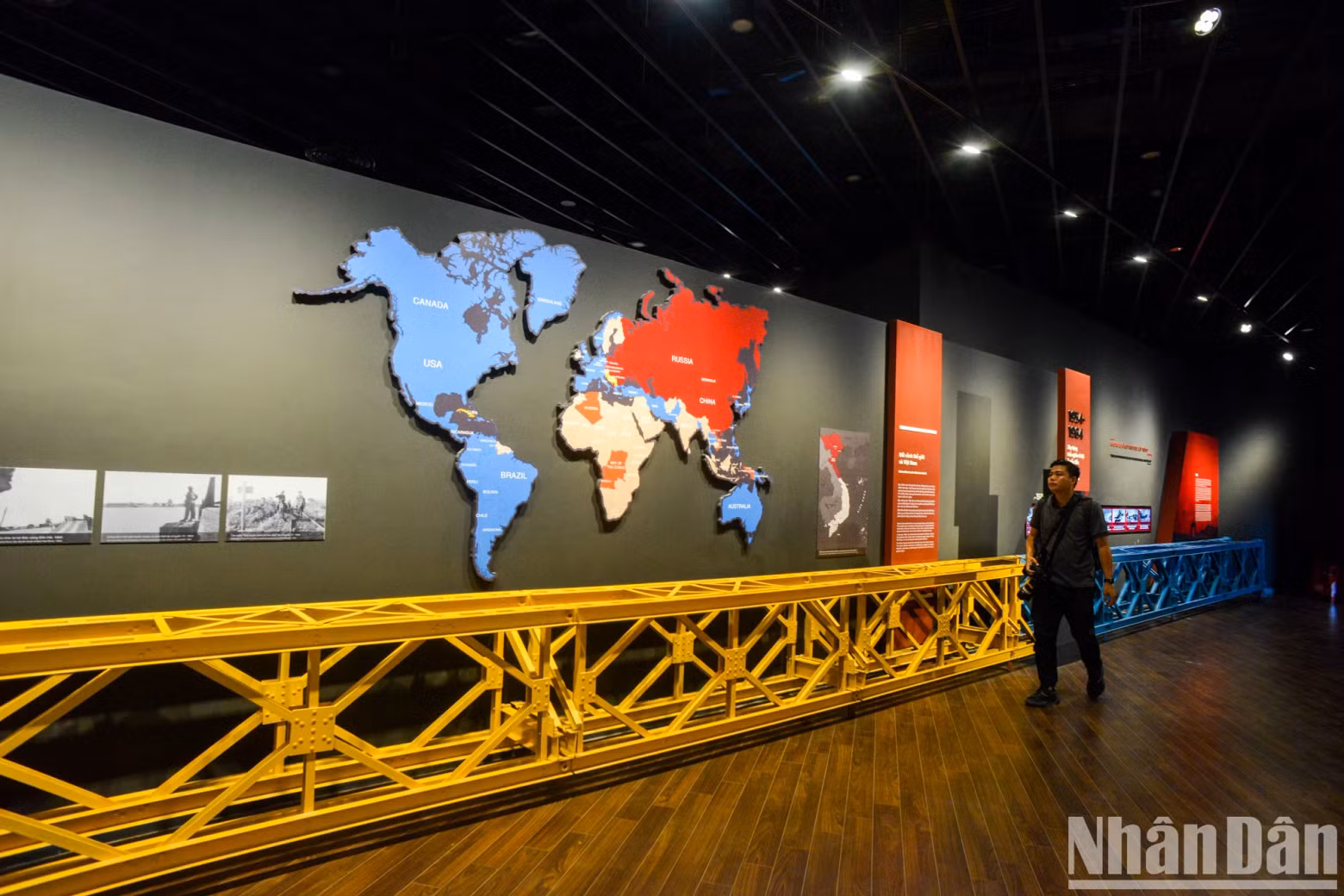 The fifth theme: The resistance war against Americans from 1954 to 1975. The area begins with the iconic image of Hien Luong Bridge, symbolising the North-South divide and linked to the Vietnamese people's struggle for national liberation and reunification during the resistance against American imperialism.