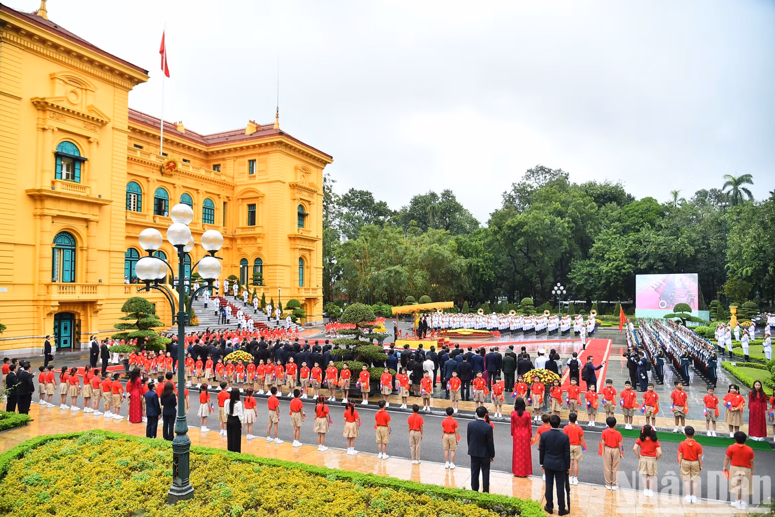 An overview of the welcome ceremony for the LPRP General Secretary and President of Laos Thongloun Sisoulith and his spouse and the accompanying high-level delegation.