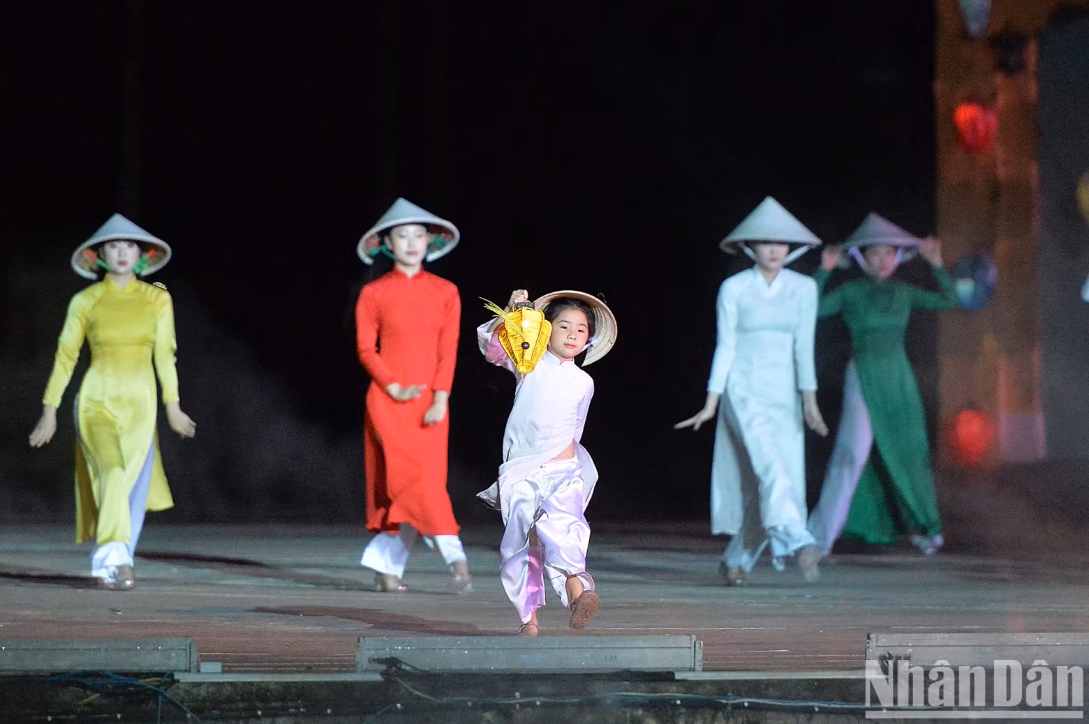 The future generations will continue to pass on and spread the image of the Ao Dai for all time. The future generations will continue to pass on and spread the image of the Ao Dai for all time.